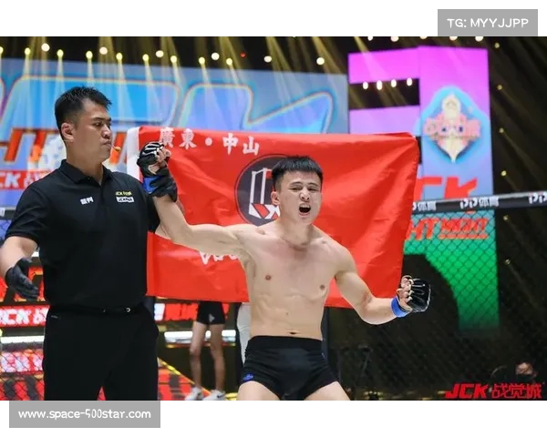 石铭精彩演示综合格斗动作传递健康理念激发全民运动热情