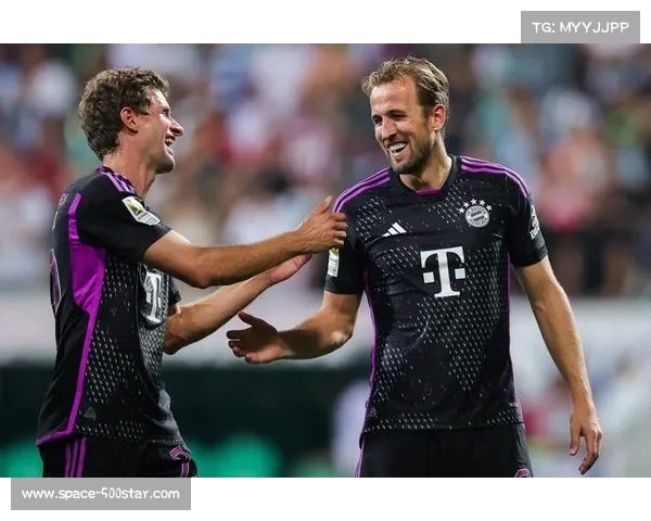 凯恩进球后指向看台，安联球场唱响赞歌