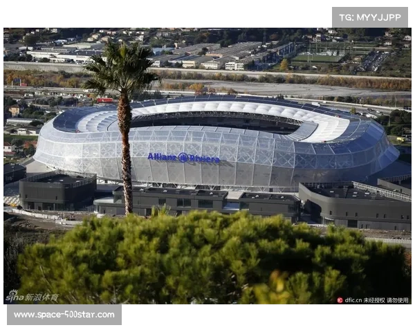 安联里维埃拉球场细雨绵绵,尼斯球员适应湿滑场地条件 安联里维埃拉球场细雨绵绵,尼斯球员适应湿滑场地条件